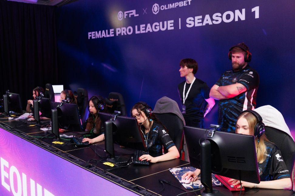 Игроки Female Pro League Season 1 за компьютерами на сцене турнира
